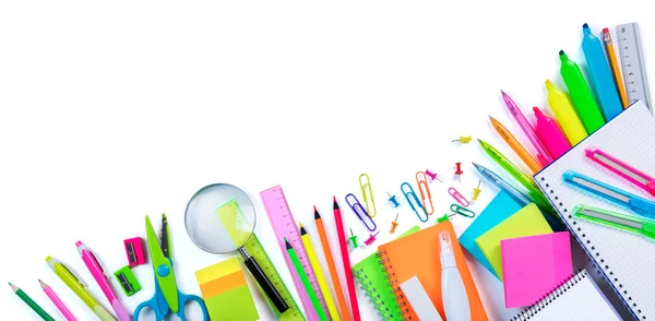 Fournitures de l'école frontalière - Vue du dessus avec des objets isolés sur blanc — Photo