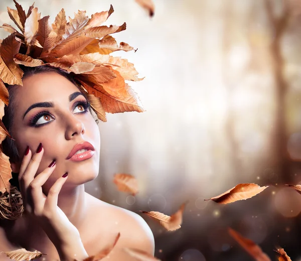 Modelo de moda de belleza en bosque de otoño —  Fotos de Stock