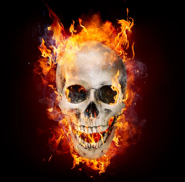 In Flames karanlıkta şeytani kafatası — Stok fotoğraf