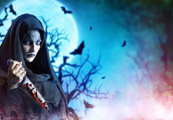Vrah žena s krvavým nožem v satanské noční Halloween — Stock fotografie