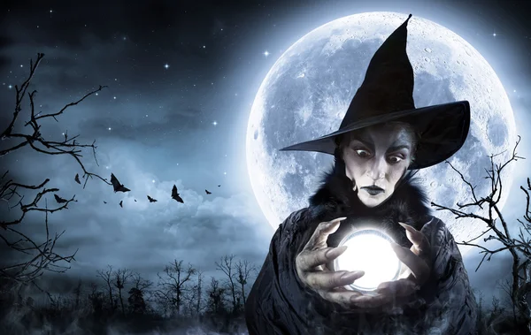 Хэллоуинская ведьма в жуткой ночи — стоковое фото