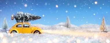 Bir Noel ağacı karlı gecede taşıyan araba