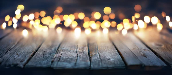 Bokeh di luci di Natale su plancetta di legno vintage — Foto Stock