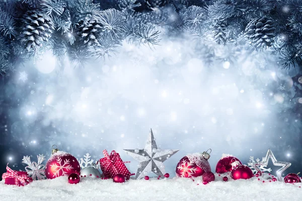 Cartão de Natal - Baubles e filiais de abeto na neve — Fotografia de Stock