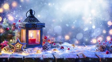 Fenerli Noel Feneri ve Karlı Masa Dekorasyonu
