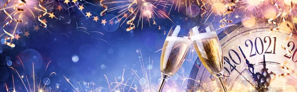 Abstrakter Silvester Hintergrund Champagner Und Uhr Mit Feuerwerk — Stockfoto