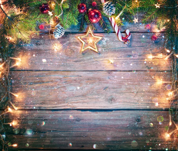 Rustikales Weihnachtsbrett Tannenzweige Und Lichterketten Auf Holzplanke Mit Defokussiertem Abstrakten — Stockfoto