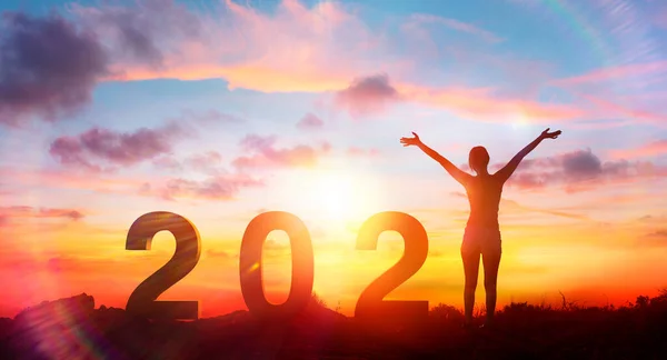 Glad Kvinna Med 2021 Text Vid Soluppgången Positivt Nytt Innehåller — Stockfoto