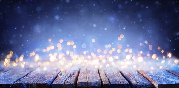 Χιονισμένο Ξύλινο Τραπέζι Defocused Φώτα Αφηρημένο Φόντο Χριστουγέννων — Φωτογραφία Αρχείου