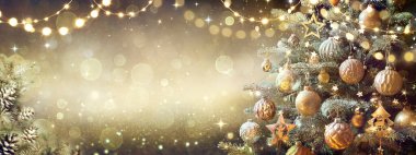 Geçmişinde Retro Süslemesi ve Altın Parıltısı olan Klasik Noel Ağacı