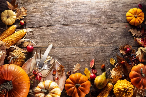 Thanksgiving Board Dukning Med Silverbestick Och Pumpor Åldrade Träplanka — Stockfoto