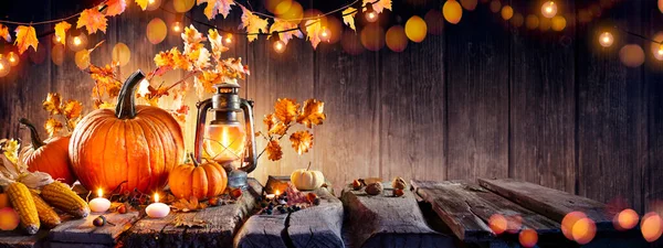 感謝祭 暗闇の中でカボチャとトウモロコシの光と古いテーブル背景 — ストック写真