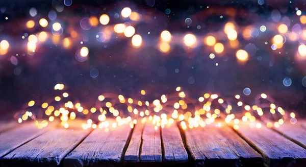 Аннотация Christmas Background Wooden Table Defocused String Lights — стоковое фото