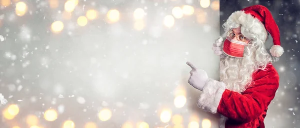 Santa Claus Con Máscara Protectora Señalando Cartelera Blanco — Foto de Stock