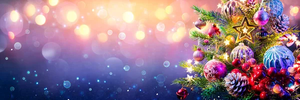 Weihnachtsbaum Und Christbaumkugeln Auf Abstraktem Hintergrund — Stockfoto