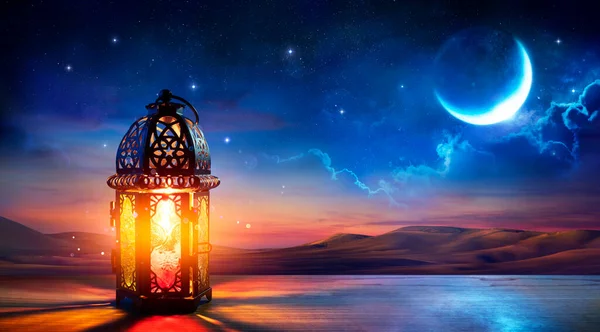 Luna Sfântă Musulmană Ramadan Kareem Lanternă Arabă Ornamentală Lumânări Aprinse — Fotografie, imagine de stoc