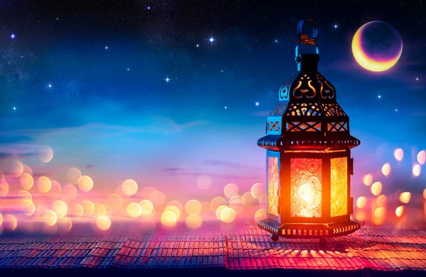 Müslüman Kutsal Ayı Ramazan Kareem - Yanan Mumlu Arap Feneri ve Akşam Parlayan Bokeh - Bayram Ul Fitr