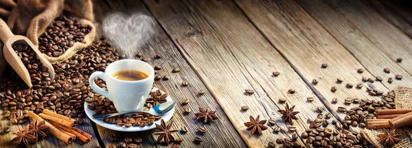 Kaffee Espresso Tasse Mit Bohnen Und Zimt Auf Holztisch — Stockfoto