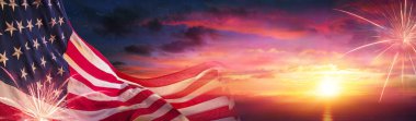 Günbatımında Havai fişeklerle Amerikan Bayrakları - Özgün Odaklanmış Kompozisyon