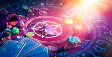 Haritacılık ve Tarot Odaklanmamış Kartlar ve Çakra Taşlarıyla Sunakta Sarkaç
