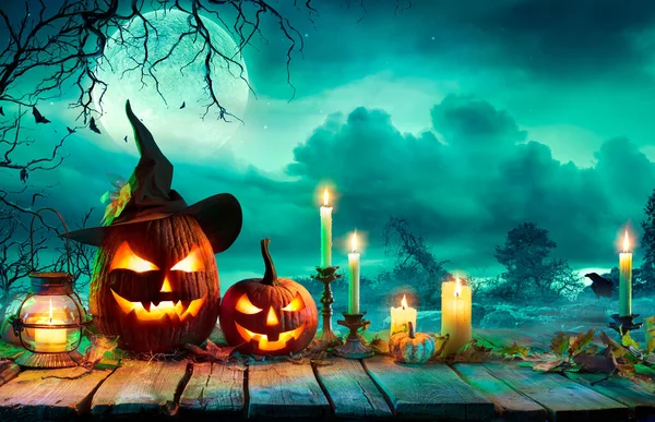 Halloween Der Nacht Kürbisse Mit Hexenhut Und Kerzen Auf Dem — Stockfoto