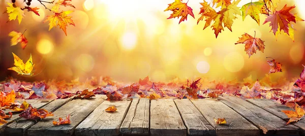 Jesienny Stół Jesienne Liście Spadające Drewnianą Deskę — Zdjęcie stockowe