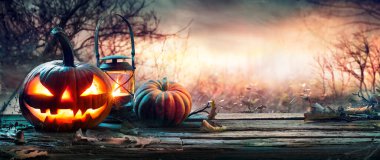 Masadaki Cadılar Bayramı Balkabağı Ürkütücü bir manzarada