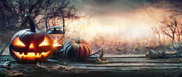 Zucca Halloween Sul Tavolo Nel Paesaggio Spettrale — Foto Stock