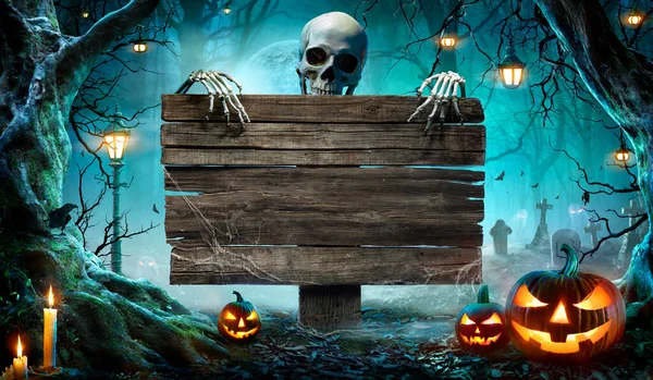 Tarjeta Fiesta Halloween Calabazas Esqueleto Cementerio Por Noche Con Tablero —  Fotos de Stock