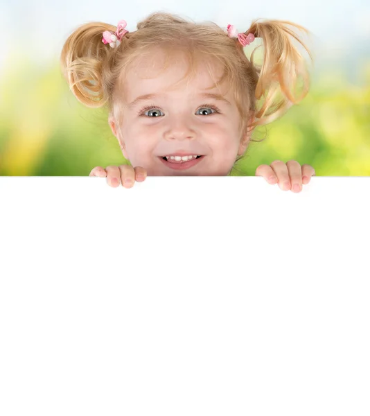 微笑的小女孩，在板后面偷看 — 图库照片