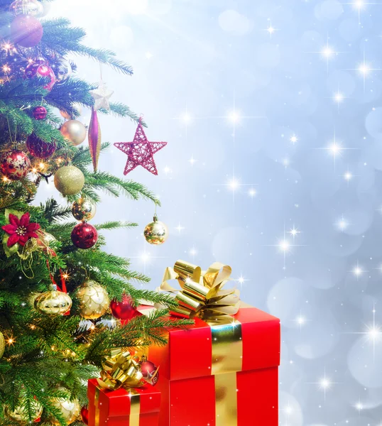 Closeup δέντρο χριστουγεννιάτικο διακοσμημένα με κόκκινο χριστουγεννιάτικα δώρα — Φωτογραφία Αρχείου