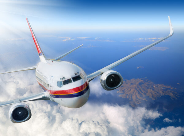 Самолет в небе с солнечным светом
