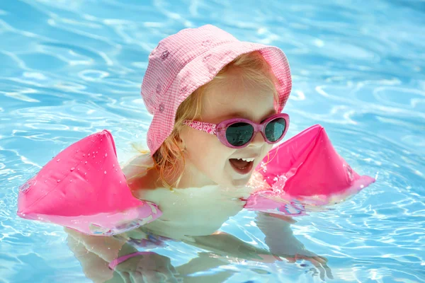 Little girl having fun in the pool — Stock Photo, Image