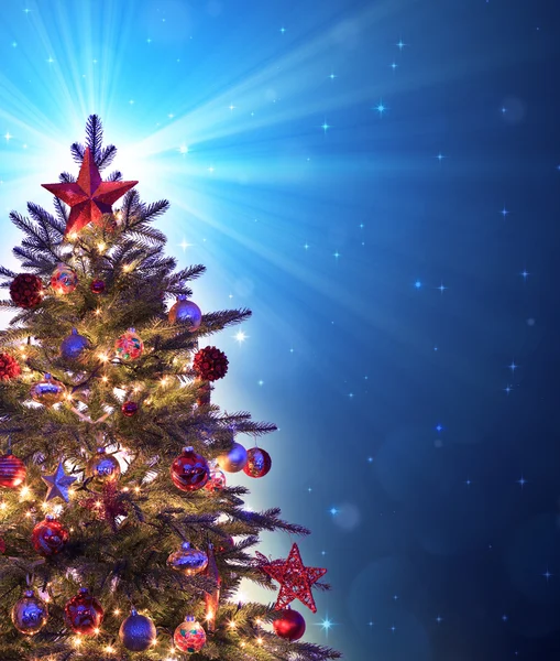 Árbol de Navidad con brillante estrella azul — Foto de Stock