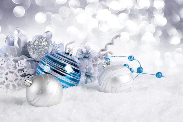 Голубые рождественские шары с украшениями на снегу — стоковое фото