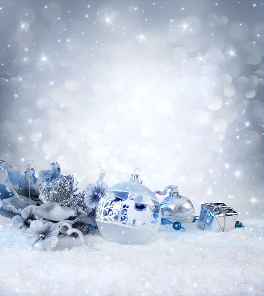 Ezüst golyók és dekoráció a hó - csillogó háttér — Stock Fotó