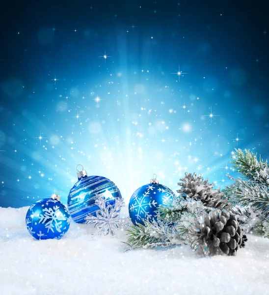 Kouzlo Vánoc - modré koule na sněhu — Stock fotografie