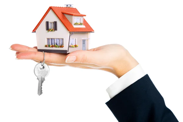 Donnez maison et clé - concept d'achat immobilier — Photo