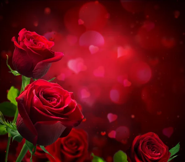 Fundo dos namorados com corações e rosas vermelhas — Fotografia de Stock