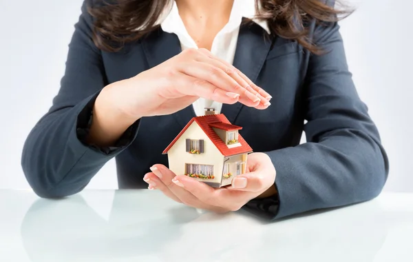 Seguro e proteger o conceito de sua própria casa — Fotografia de Stock