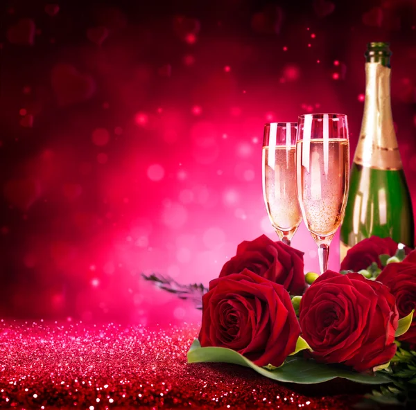 波光粼粼情人节玫瑰与香槟 — 图库照片