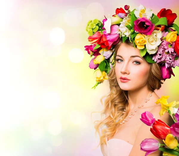 Primavera mujer retrato peinado con flores —  Fotos de Stock