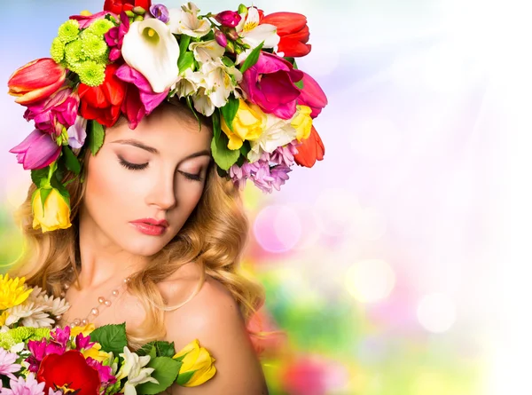 Primavera retrato beleza penteado com flores — Fotografia de Stock