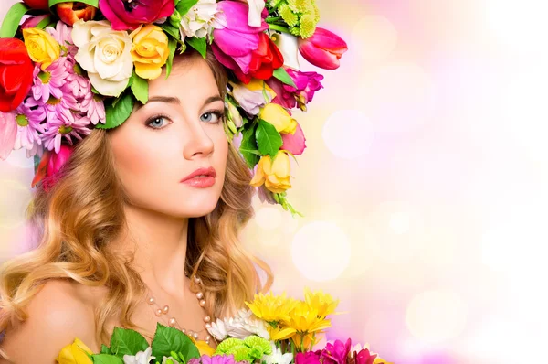 Våren kvinna skönhet stående med blommor frisyr — Stockfoto