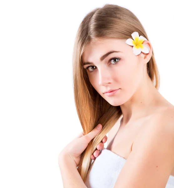 Hermoso retrato de mujer joven spa con frangipani en el cabello —  Fotos de Stock