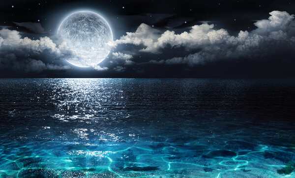 Романтическая и живописная панорама с полной луной на море ночью
