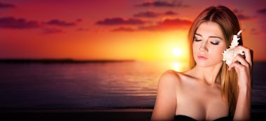 Sunset - deniz kabuğu dinlemek güzel kadın zevk