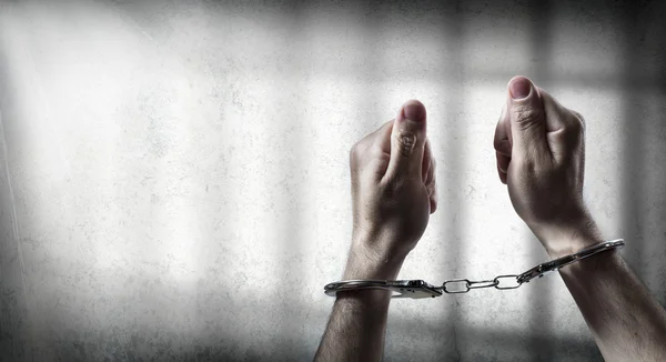 Arrestatie - man geboeid in de gevangenis cel — Stockfoto