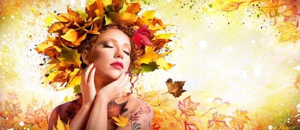 Divat művészet őszi - művészi smink, frizura a természettel — Stock Fotó