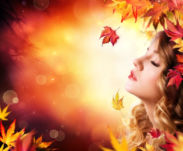 Herfst schoonheid - mode make-up met rode bladeren — Stockfoto